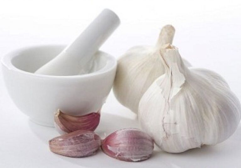 Garlic to prepare a medicine for helminths