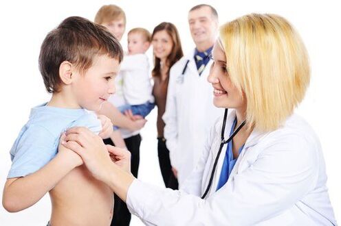 Doctor examines child infected with worms